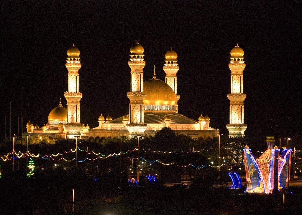 Jamie Asr Mosque in Brunei (night)